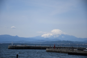 江ノ島から見える富士山と海の景色