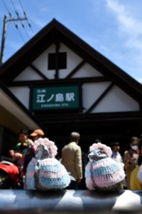 江ノ島駅にある可愛い洋服を着せたスズメのオブジェ