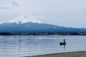 河口湖から見る釣り人と富士山